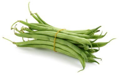 Taze yeşil fasulyeler beyaz üzerine izole