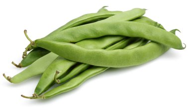 Taze yeşil fasulyeler beyaz üzerine izole