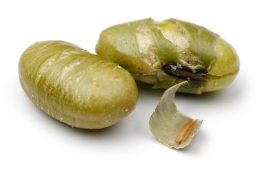 Beyaz üzerinde izole Mung Fasulye yığını