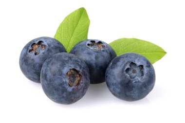 Beyaz izole yaprakları ile Taze yaban mersini