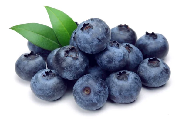 Frische Blaubeeren mit isolierten Blättern auf weißem Grund — Stockfoto