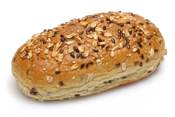 Мультизерновый хлеб, изолированный на белом — стоковое фото
