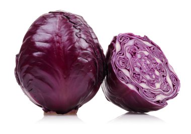 Taze kırmızı lahana beyaz izole 