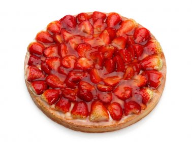 Çilekli tart üzerinde beyaz izole