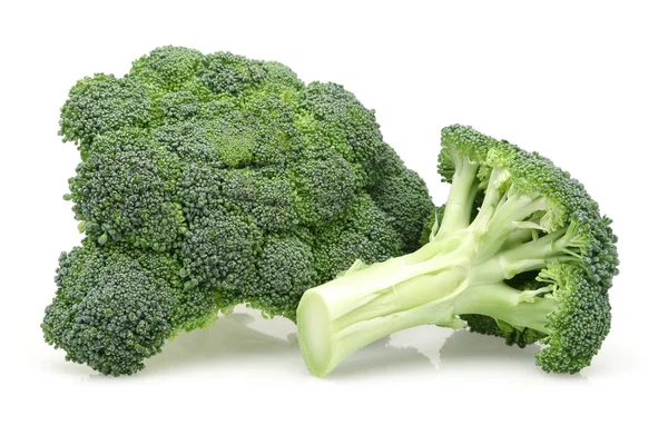 Frischer grüner Brokkoli isoliert auf weiß — Stockfoto