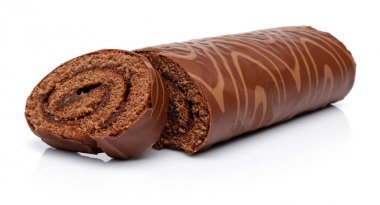 Çikolatalı kek dilimleri üzerinde beyaz izole