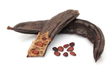 Tohumları beyaz izole ile Olgun keçiboynuzu bakla