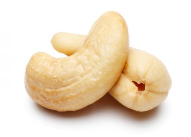 Ham kaşu fındık üzerinde beyaz izole