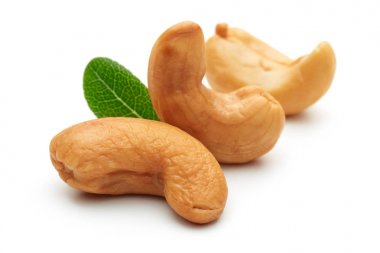 Yeşil yaprakları izole ile kavrulmuş kaju fıstığı