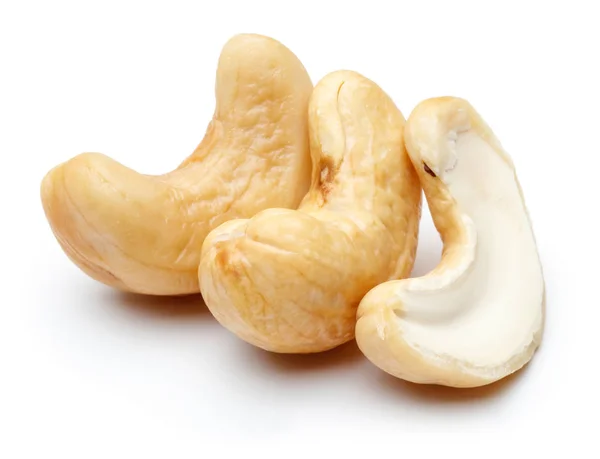 Rauwe cashewnoten geïsoleerd op wit — Stockfoto