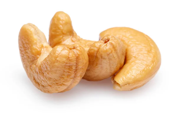 Geroosterde cashewnoten geïsoleerd op wit — Stockfoto