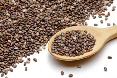 Beyaz izole tahta kaşıkchia tohumları