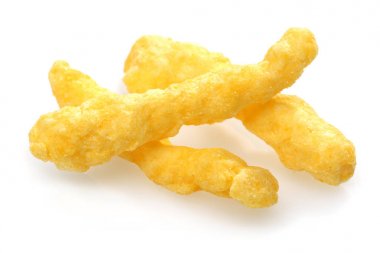 Peynir ve soğan aromalı mısır cipsi izole