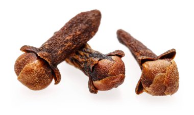 Kuru karanfil tomurcukları beyaz izole