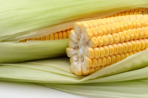 Frischer Mais und Blätter, vollständiger Rahmen — Stockfoto