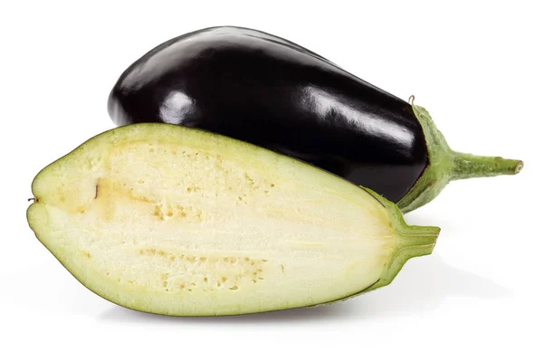 Auberginer eller aubergine grönsaker och skivor isolerade på vit BAC — Stockfoto