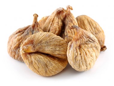 Kurutulmuş incirler beyazda izole edilmiş.