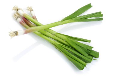 Beyaz izole taze yeşil sarımsak