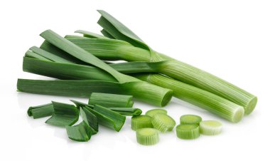 Beyaz izole taze yeşil sarımsak