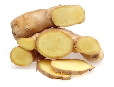 Zencefil kökü üzerinde beyaz izole dilimleri ile