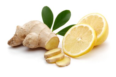 Taze zencefil ve limon yaprakları izole ile