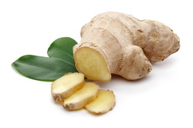 Dilimler ve yapraklar izole zencefil kökü
