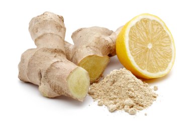 Toz ve limon izole taze zencefil kökü 