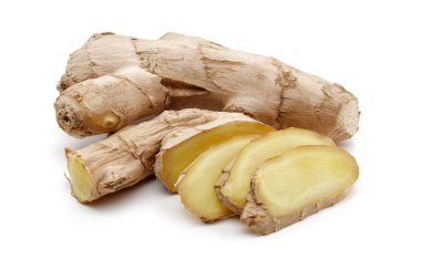 Zencefil kökü üzerinde beyaz izole dilimleri ile