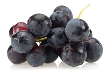 Taze siyah üzüm beyaz izole