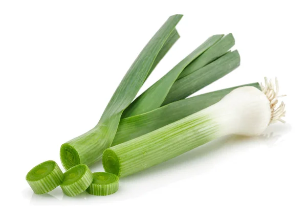 Čerstvý zelený česnek izolovaných na bílém — Stock fotografie
