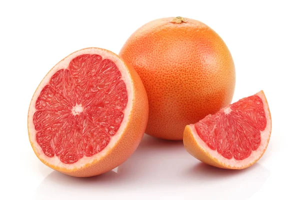 Čerstvé grapefruity s řezem izolované na bílém — Stock fotografie
