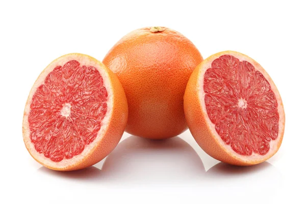 Frische Grapefruit mit Scheibe isoliert auf weiß — Stockfoto