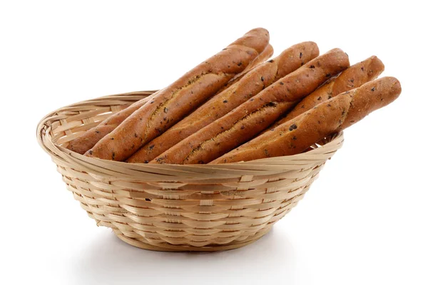 Breadsticks ou grissini em cesta de vime isolado — Fotografia de Stock