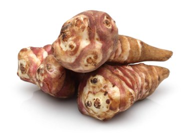 Kudüs enginar veya tatlı patates izole