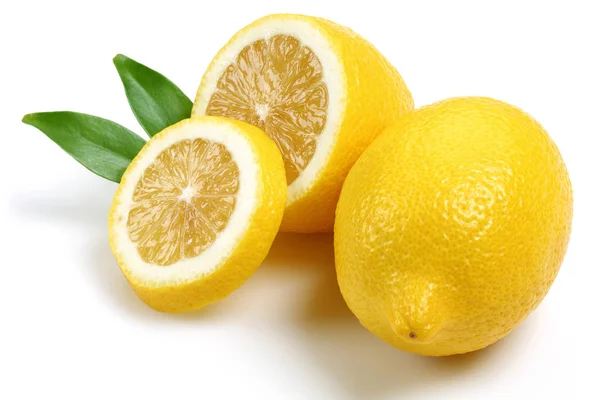 Limão amarelo fresco isolado no branco — Fotografia de Stock