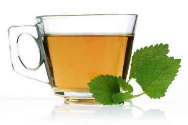 Bir cam fincan ve yeşil limon merhem Melissa çay