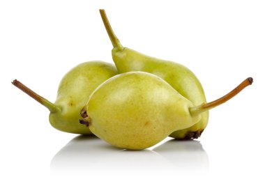 Taze armut meyveleri beyaz üzerine izole edilmiş.