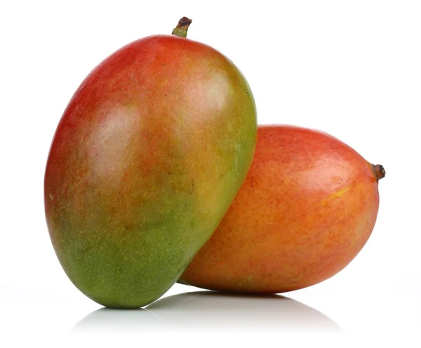 Свіжі фрукти манго ізольовані на білому — стокове фото