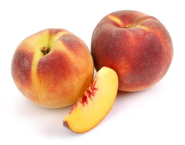 Frutas maduras de melocotón con rodajas aisladas — Foto de Stock