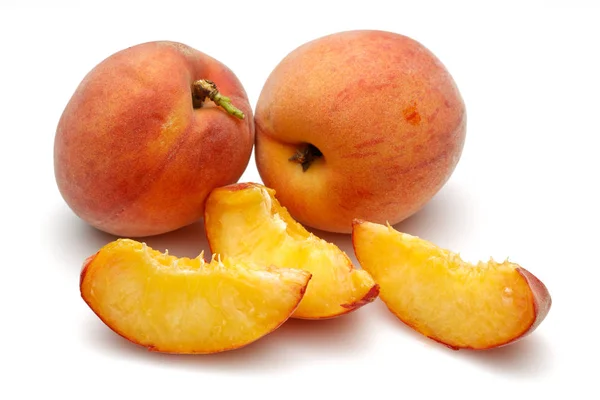 スライスを分離した熟した桃の果実 — ストック写真