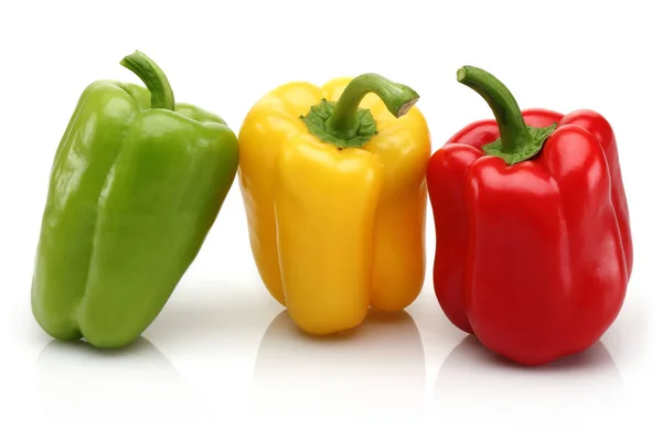 Gele, rode en groene paprika, geïsoleerd — Stockfoto