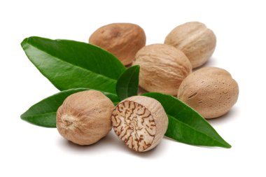 Yaprakları izole ile bütün ve yarım hindistan cevizi