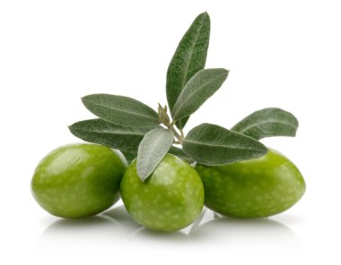 beyaz izole yaprakları ile yeşil zeytin