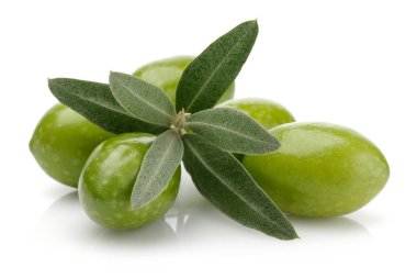 beyaz izole yaprakları ile yeşil zeytin