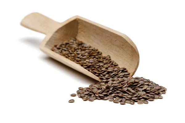 Nettle zaden en houten lepel geïsoleerd — Stockfoto