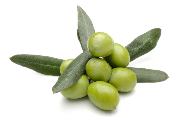 Olive verdi con foglie isolate su bianco — Foto Stock