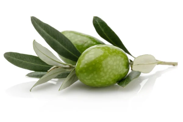 Aceitunas verdes con hojas aisladas sobre blanco — Foto de Stock