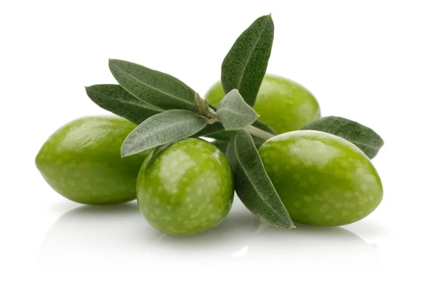 Olive verdi con foglie isolate su bianco — Foto Stock