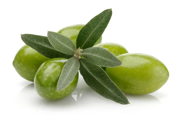 Olive verdi con foglie isolate su bianco — Foto Stock