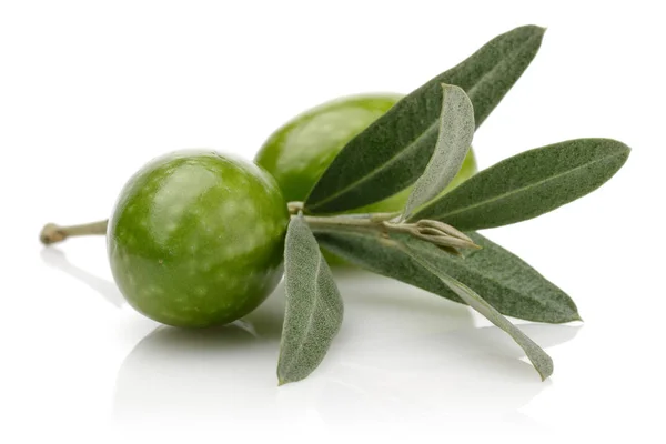 Gröna oliver med blad isolerad på vit — Stockfoto
